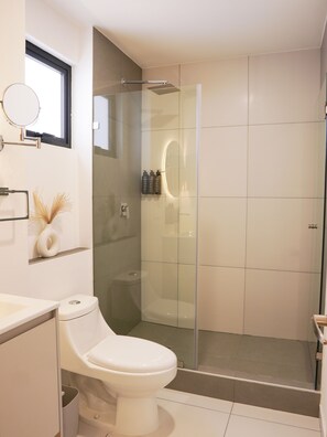 City Studio, 1 Queen Bed, Balcony | Bathroom - indiana suites (Mexico City)