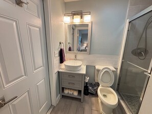 Douche, sèche-cheveux, serviettes fournies, savon