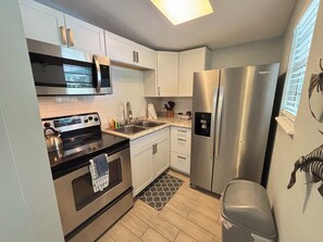 Jääkaappi, mikroaaltouuni, uuni, liesi