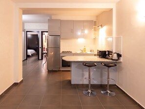 Fridge, microwave, oven, stovetop - Appartement Guéliz Majorelle - Centre Ville Marrakech (Marrakech)