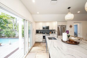 Refrigerador, microondas, horno y parrilla de estufa 