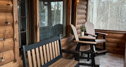 Red Oak Cabin: Our cozy cabin is tucked away but still close to any adventure!