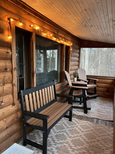 Red Oak Cabin: Our cozy cabin is tucked away but still close to any adventure! 
