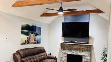 Smart TV y chimenea