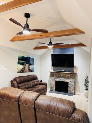 Smart TV, fireplace