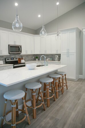 Kjøleskap, mikrobølgeovn, ovn og kokeplater