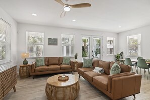 Smart TV, video games, DVD player, stereo - Remodeled*Heated Pool/Hot Tub*Golf Cart*Near Beach*Private Yard*Arcade Game (Miramar Beach)