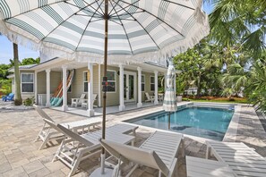 A heated pool - Remodeled*Heated Pool/Hot Tub*Golf Cart*Near Beach*Private Yard*Arcade Game (Miramar Beach)