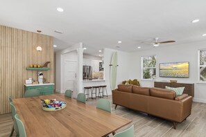 Smart TV, video games, DVD player, stereo - Remodeled*Heated Pool/Hot Tub*Golf Cart*Near Beach*Private Yard*Arcade Game (Miramar Beach)