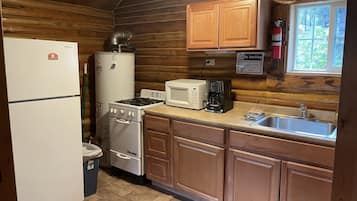 Geladeira, micro-ondas, fogão, cafeteira/chaleira