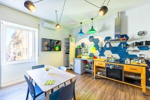 Geladeira, fogão, cooktop, cafeteira/chaleira