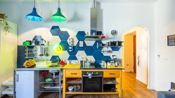 Frigorifero, forno, piano cottura, macchina per tè/caffè