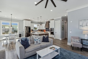 Smart TV - Moon Shadow: Wonderfully Appointed 5 Bedroom, 5.5 Bath Home in Gated Pool Community-Sleeps 10 (Navarre)