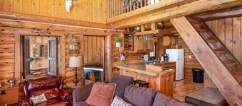 Charming Cabin overlooking Beautiful Mountains. Watch the horses off the deck!