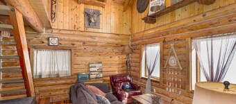 Charming Cabin overlooking Beautiful Mountains. Watch the horses off the deck!