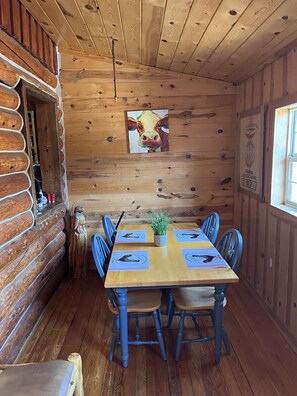 Dining - Charming Cabin overlooking Beautiful Mountains. Watch the horses off the deck! (Livingston)