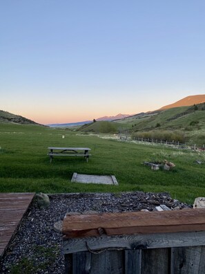 Property grounds - Charming Cabin overlooking Beautiful Mountains. Watch the horses off the deck! (Livingston)