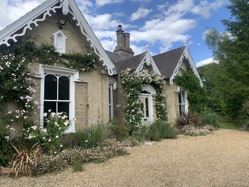 Secluded Victorian Gothic Cottage, pretty,garden, modern comforts. Beach 20 mins