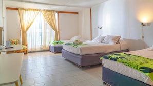 Een hotelkamer met een bed, een bureau en een stoel.