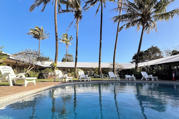 Una piscina al aire libre