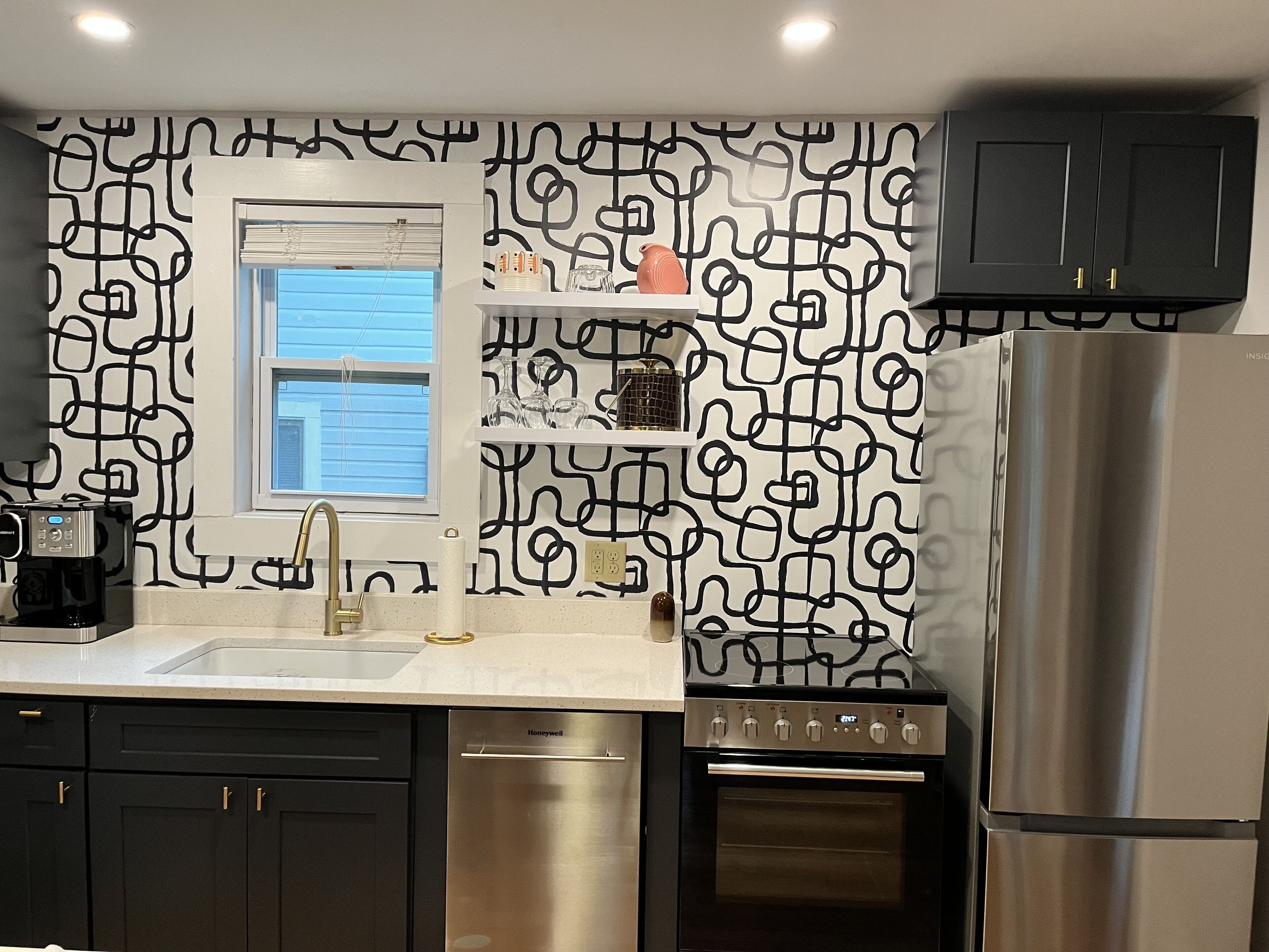 Cozy Vintage Cottage in Historic Neighborhood, Walk Downtown