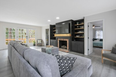 Spacious Family Oasis with Hot Tub, PingPong, Air Hockey & More - Ideal Getaway!