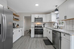 冷蔵庫、電子レンジ、オーブン、コンロ