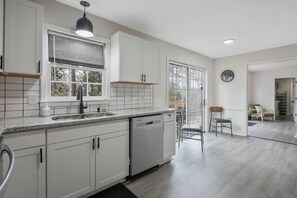 Fridge, microwave, oven, stovetop - Spacious Family Oasis with Hot Tub, PingPong, Air Hockey & More - Ideal Getaway! (Fayetteville)