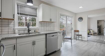 Spacious Family Oasis with Hot Tub, PingPong, Air Hockey & More - Ideal Getaway!