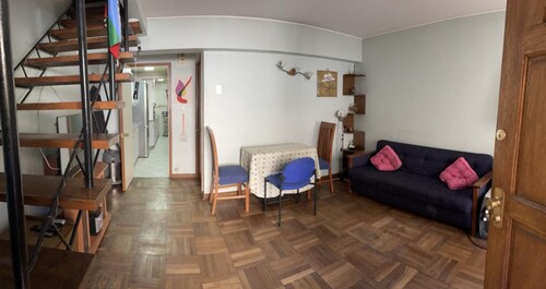 Centrally located, 5min walk Metro, near hospital, grocery, restaurants n bars.