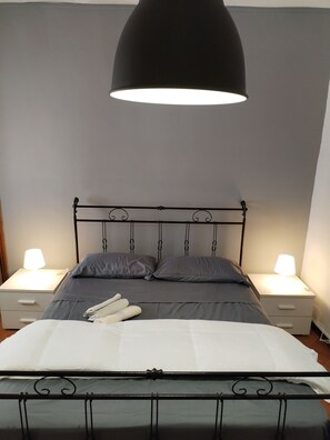 2 bedrooms, travel cot, bed sheets