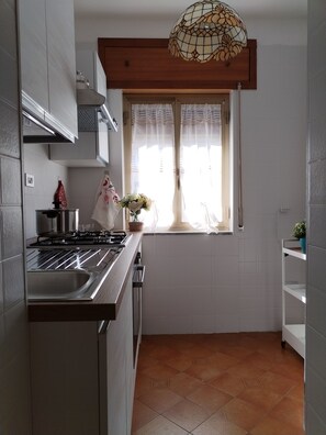 Réfrigérateur, four, plaque de cuisson, cafetiÚre/bouilloire