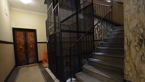 Eine Treppe mit Metallgeländern und einer Teppichliegefläche.