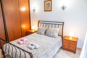 Tabla de planchar con plancha, wifi, ropa de cama