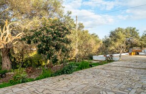 Property grounds - Monte JB—Monte João Moleiro, a spacious and welcoming area where nature reigns supreme. (Olhão)