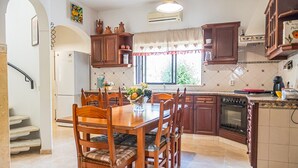 Private kitchen - Monte JB-Monte João Moleiro, a large and welcoming space where nature rules. (Olhão)