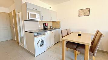 Micro-ondes, plaque de cuisson, lave-vaisselle