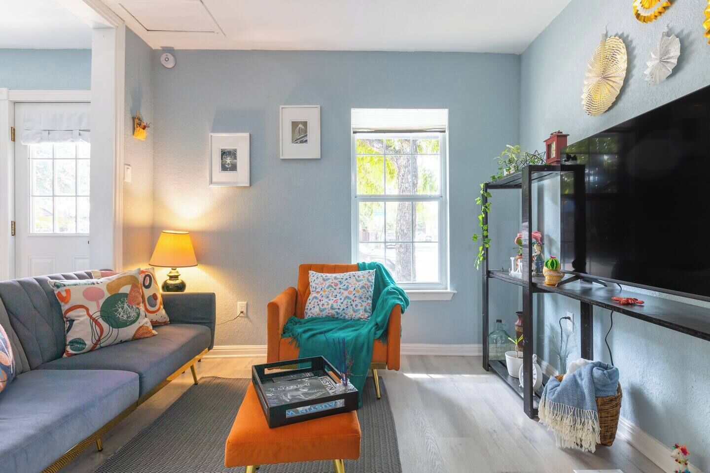 Smart TV, libros y oficina 