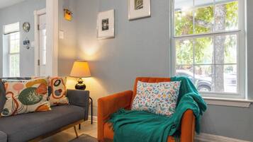 Een smart-tv, boeken en een kantoor