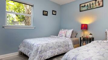 2 slaapkamers, een bureau, een strijkplank/strijkijzer, reisbedje