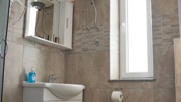 Standard-Apartment | Badezimmer | Haartrockner, Handtücher