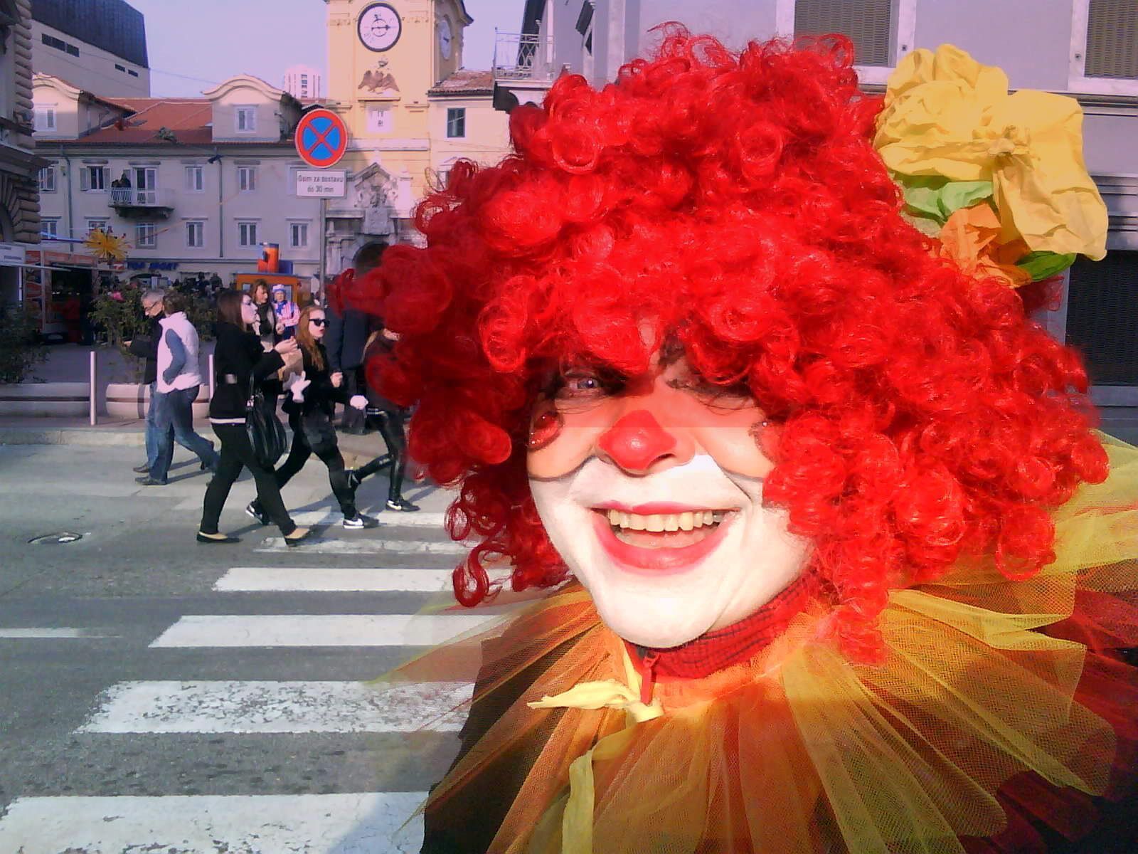 Escena callejera con una persona vestida con un traje llamativo.