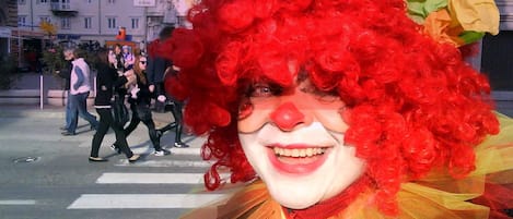 Escena callejera con una persona vestida con un traje llamativo.