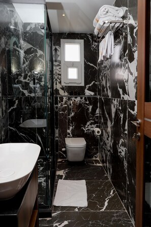Chambre Deluxe double | Salle de bain | Baignoire à remous, douche cascade, séchoir à cheveux