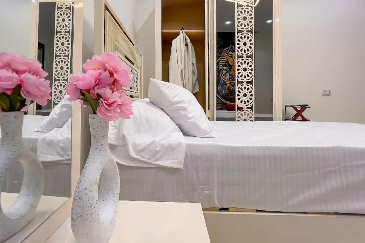 Egyptian cotton sheets, premium bedding, pillow-top beds, free minibar
