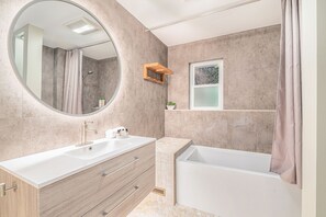 Towels, soap, shampoo, toilet paper