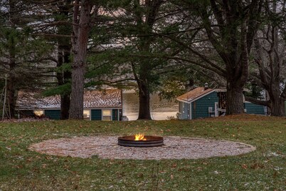 BLUE SPRUCE COTTAGE - Modern Lake House w/ shared Frontage on Thayer Lake