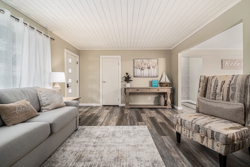 BLUE SPRUCE COTTAGE - Modern Lake House w/ shared Frontage on Thayer Lake