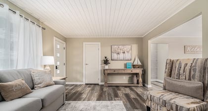 BLUE SPRUCE COTTAGE - Modern Lake House w/ shared Frontage on Thayer Lake