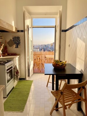 Fridge, microwave, oven, stovetop - Cosy & Comfortable room at Lisbon's Heart (Lisboa)